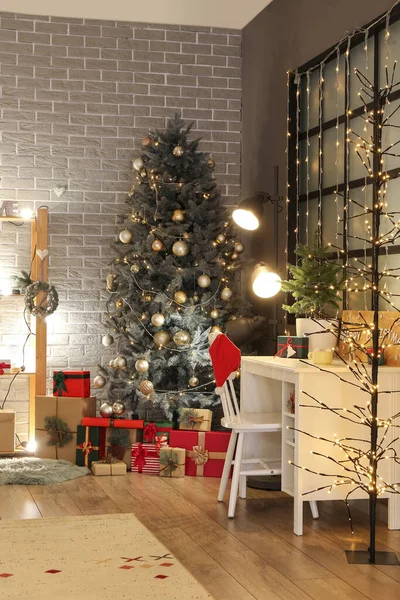 Vackert Vardagsrum Med Gran Och Presenter Julafton — Stockfoto
