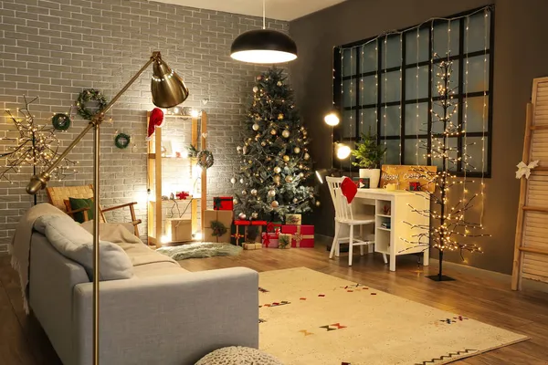 Vackert Vardagsrum Med Gran Och Presenter Julafton — Stockfoto