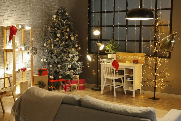 Gyönyörű Nappali Fenyőfával Ajándékokkal Karácsony Este — Stock Fotó