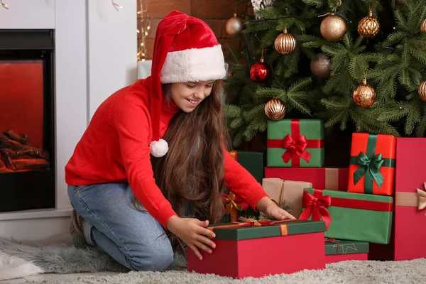 かわいいです女の子とともにギフト上の家クリスマスEve — ストック写真