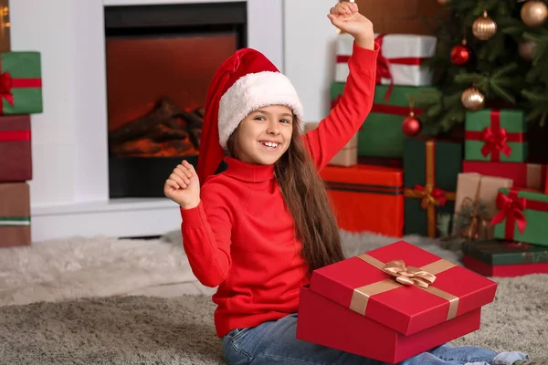 Menina Feliz Com Presente Casa Véspera Natal — Fotografia de Stock