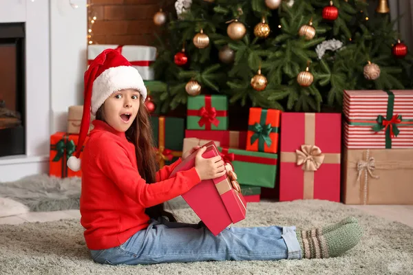 Überraschtes Kleines Mädchen Öffnet Weihnachtsgeschenk Hause — Stockfoto