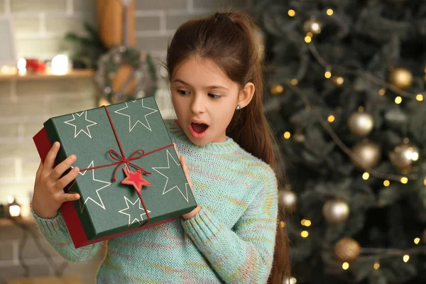 Überraschte Kleines Mädchen Heiligabend Mit Geschenk Hause — Stockfoto