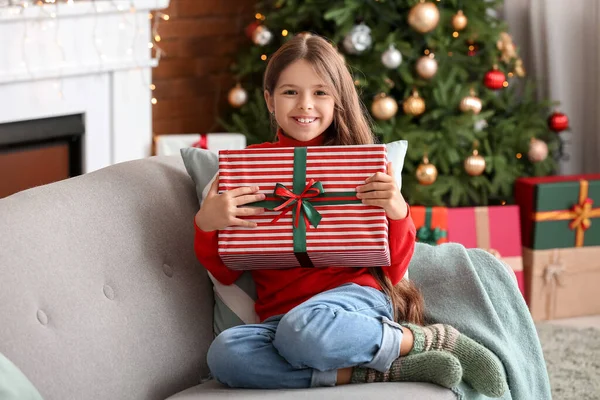 Nettes Kleines Mädchen Mit Geschenk Hause Heiligabend — Stockfoto