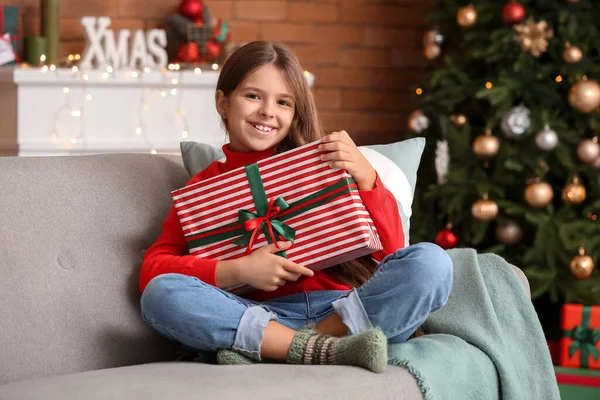 Nettes Kleines Mädchen Mit Geschenk Hause Heiligabend — Stockfoto