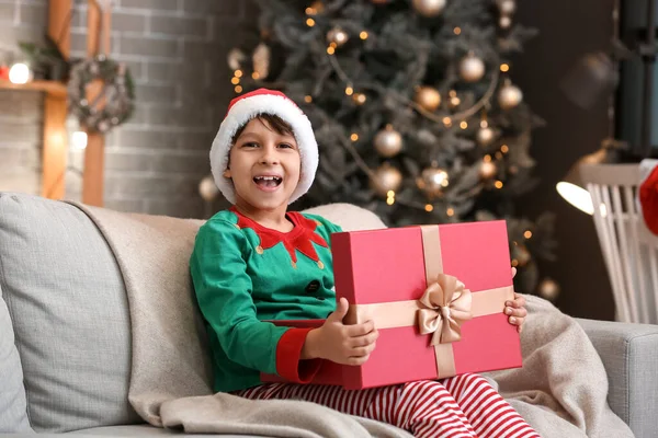 Söt Liten Pojke Med Gåva Hemma Julafton — Stockfoto