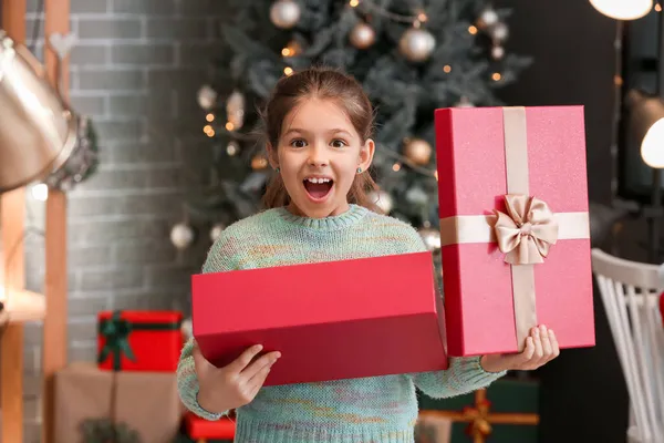 Petite Fille Surprise Ouvrant Cadeau Noël Maison — Photo