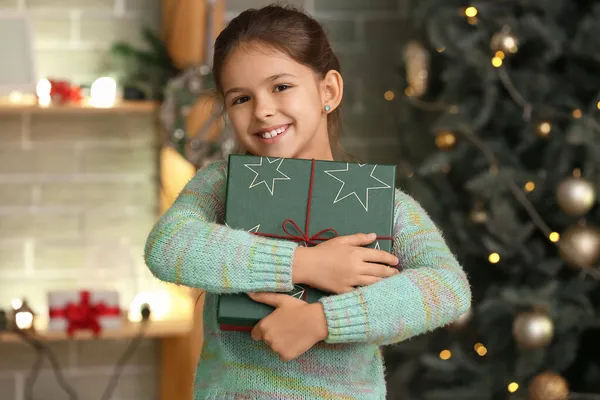 Nettes Kleines Mädchen Mit Geschenk Hause Heiligabend — Stockfoto