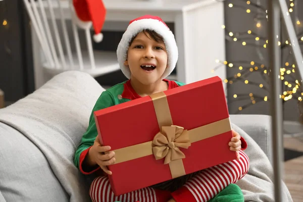 Überraschter Kleiner Junge Heiligabend Mit Geschenk Hause — Stockfoto