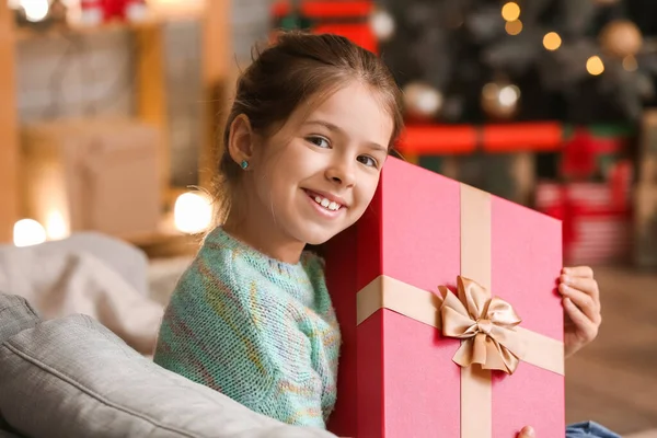 Petite Fille Mignonne Avec Cadeau Maison Veille Noël — Photo