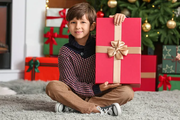 Menino Bonito Com Presente Casa Véspera Natal — Fotografia de Stock