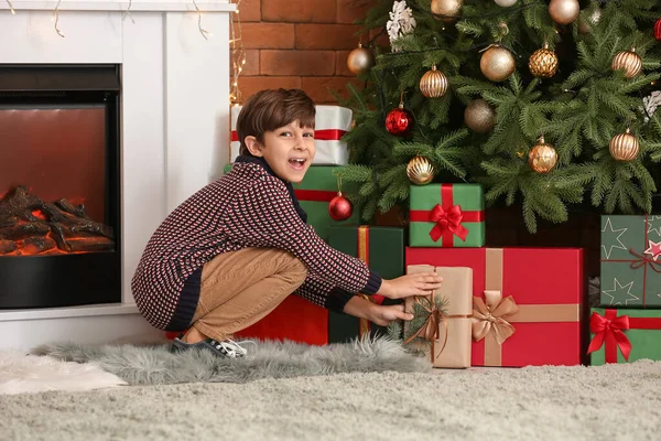 Netter Kleiner Junge Mit Geschenken Hause Heiligabend — Stockfoto