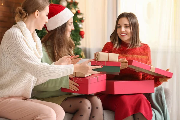 Jovens Mulheres Bonitas Trocando Presentes Natal Casa — Fotografia de Stock