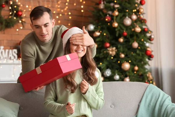 Young Man Greeting His Girlfriend Christmas Eve Home — Stock Photo, Image