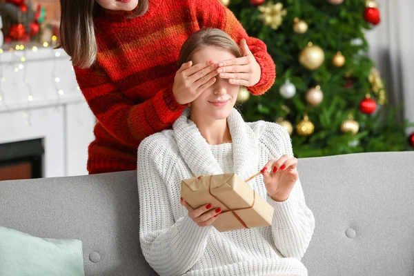 Young Woman Greeting Her Friend Christmas Eve Home — Stock Photo, Image