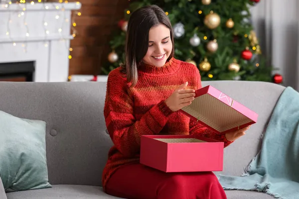 Schöne Junge Frau Öffnet Geschenk Hause Heiligabend — Stockfoto