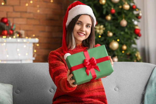 Mulher Bonita Com Presente Casa Véspera Natal — Fotografia de Stock