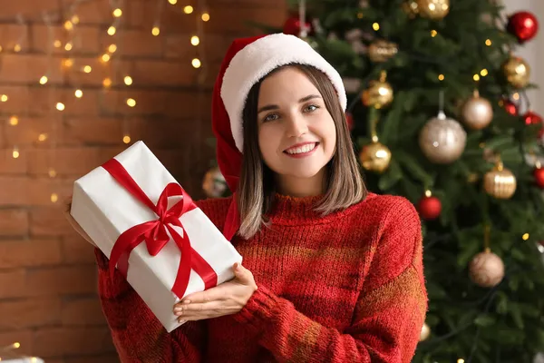 Mooie Jonge Vrouw Met Cadeau Thuis Kerstavond — Stockfoto