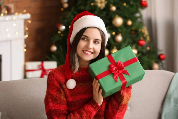 Mulher Bonita Com Presente Casa Véspera Natal — Fotografia de Stock