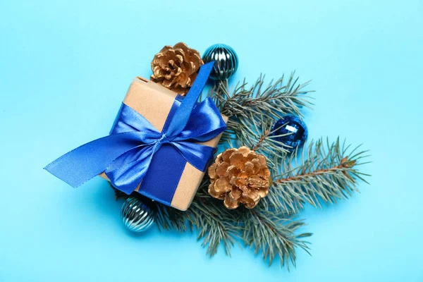 Composição Natal Com Caixa Presente Bolas Ramos Abeto Fundo Azul — Fotografia de Stock