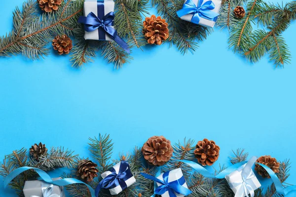 Kerstcompositie Met Geschenkdozen Dennenappels Dennenappels Blauwe Ondergrond — Stockfoto