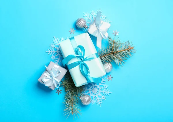 ギフトボックス ボールと青い背景にモミの木の枝とクリスマスの組成 — ストック写真