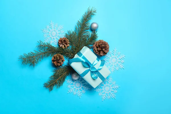 Vánoční Kompozice Dárkovou Krabicí Borovicovými Šiškami Jedlovými Větvemi Modrém Pozadí — Stock fotografie