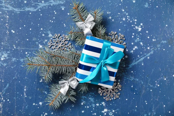 Composición Navideña Con Caja Regalo Ramas Abeto Sobre Fondo Azul —  Fotos de Stock