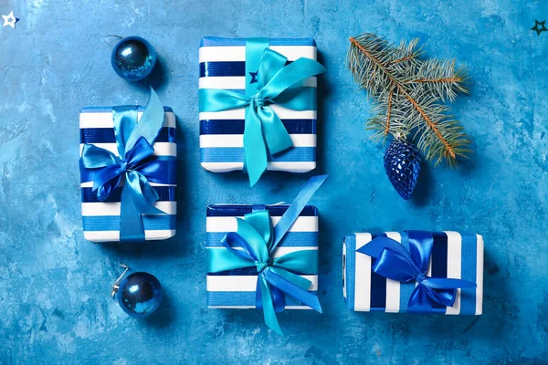 Vánoční Skladba Dárkovými Krabicemi Míčky Jedlovými Větvemi Modrém Pozadí — Stock fotografie