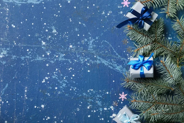 Composição Natal Com Caixas Presente Ramos Abeto Fundo Azul — Fotografia de Stock