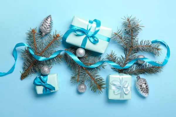 Χριστουγεννιάτικη Σύνθεση Κουτιά Δώρων Μπάλες Και Κλαδιά Ελάτης Μπλε Φόντο — Φωτογραφία Αρχείου