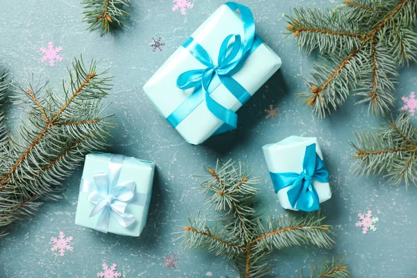 Vánoční Skladba Dárkovými Krabicemi Jedlovými Větvemi Zeleném Pozadí — Stock fotografie