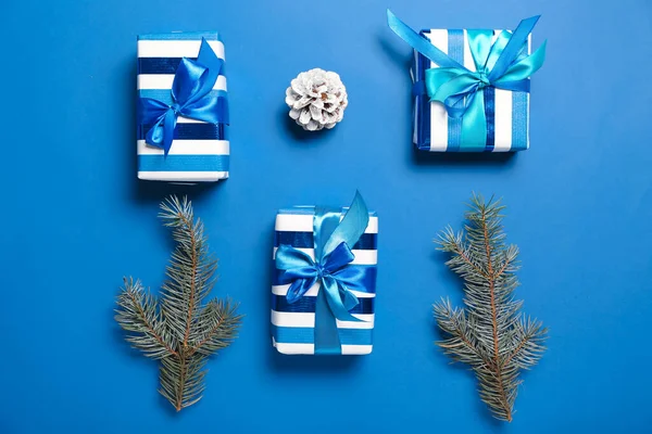 Vánoční Kompozice Dárkovými Krabicemi Jedlovými Větvemi Modrém Pozadí — Stock fotografie