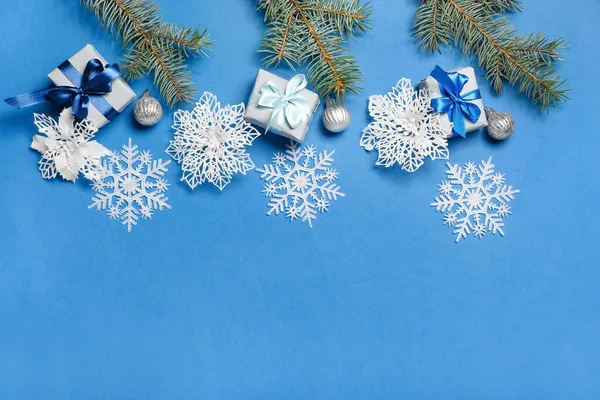 Kerst Compositie Met Geschenkdozen Ballen Sneeuwvlokken Sparren Takken Blauwe Achtergrond — Stockfoto