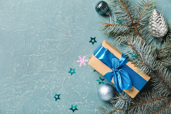 圣诞作文 配有礼品盒 绿色背景的彩蛋和冷杉枝 — 图库照片