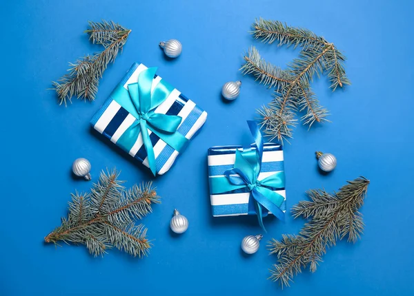Χριστουγεννιάτικη Σύνθεση Κουτιά Δώρων Μπάλες Και Κλαδιά Ελάτης Μπλε Φόντο — Φωτογραφία Αρχείου