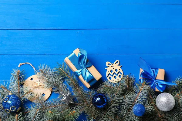 Composición Navideña Con Cajas Regalo Bolas Ramas Abeto Sobre Fondo —  Fotos de Stock