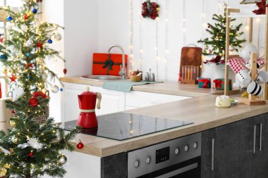 Modern mutfakta fırında kahve makinesi. Noel için dekore edilmiş.