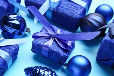 Mavi arka planda dekoru olan güzel Noel hediyeleri