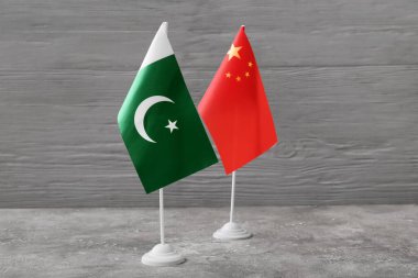 Çin ve Pakistan bayrakları masada