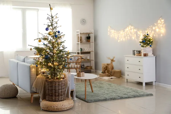 Interiør Lys Stue Med Smukke Juletræer Glødende Lys - Stock-foto