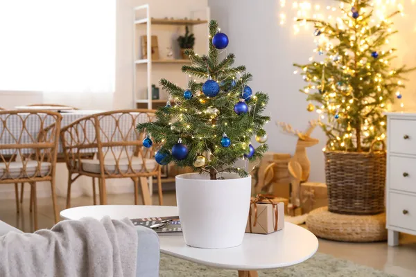 Pequeño Árbol Navidad Con Luces Brillantes Regalo Mesa Habitación —  Fotos de Stock