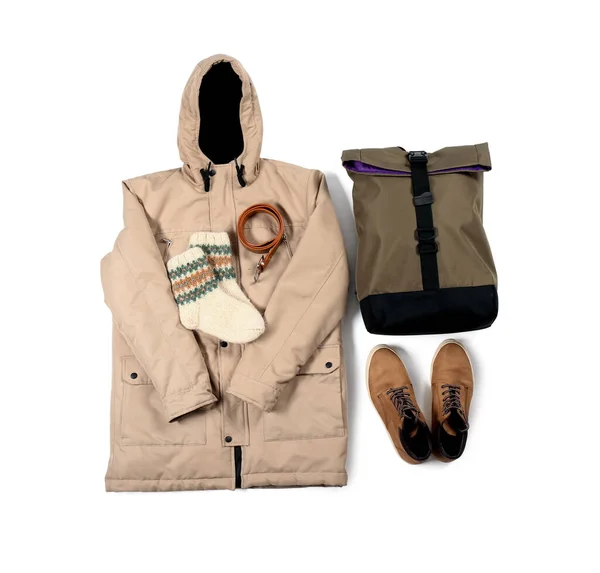 暖かい男性のジャケット ベルト ニットソックス バックパックと白い背景に靴 — ストック写真