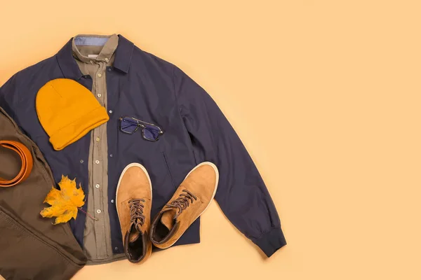 Stilvolle Männerjacke Hose Gürtel Hut Schuhe Brille Und Herbstblatt Auf — Stockfoto