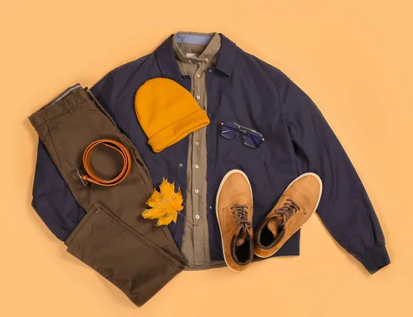 Stilvolle Männerjacke Hose Gürtel Hut Schuhe Und Herbstblatt Auf Farbigem — Stockfoto
