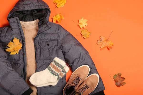 Stijlvolle Mannelijke Jas Trui Sokken Schoenen Herfst Bladeren Kleur Achtergrond — Stockfoto