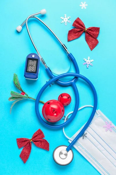 Stetoskop Maska Medyczna Pulsoksymetr Świąteczne Dekoracje Tle Koloru — Zdjęcie stockowe