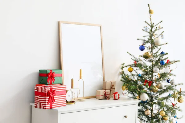 Moldura Branco Com Presentes Peito Das Gavetas Árvore Natal Perto — Fotografia de Stock