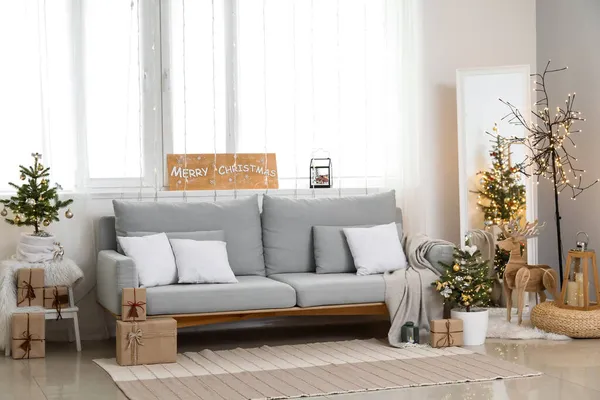 Innenraum Eines Hellen Wohnzimmers Mit Kleinen Weihnachtsbäumen Und Sofa — Stockfoto