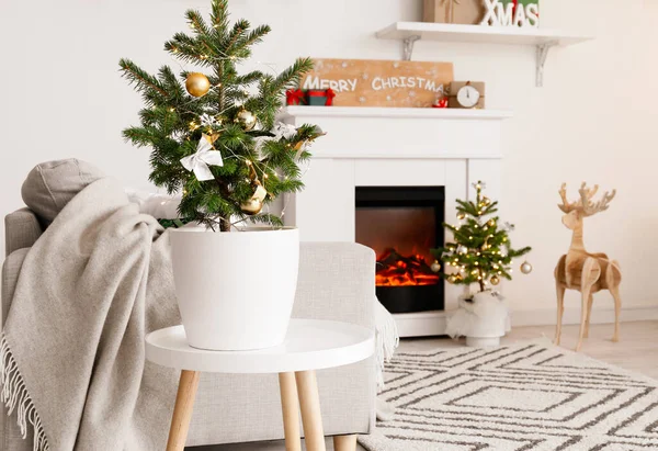 Gyönyörű Kis Karácsonyfa Asztalon Világos Nappaliban — Stock Fotó